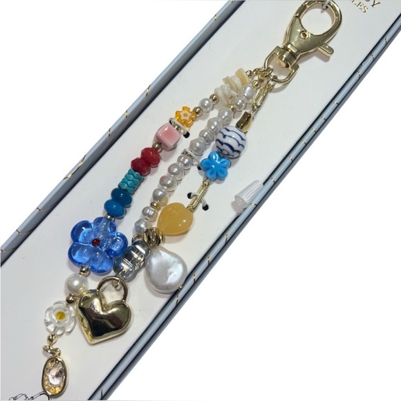 EYECANDY Los Angeles Multicolor Beaded Keychain with Heart & Flower Charms NIB - Picture 2 of 4